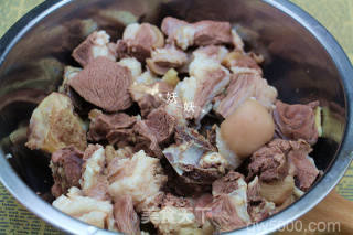 热腾腾的萝卜炖羊肉汤的做法步骤：2