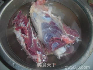 五香牛肉的做法步骤：1