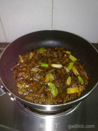 熏肚边肉炒蒜青的做法步骤：5