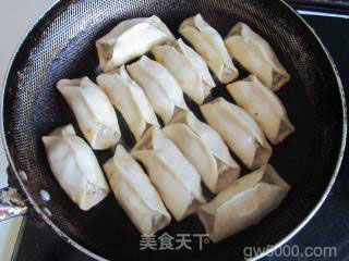 西葫芦肉馅锅贴的做法步骤：13