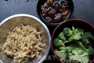 五香鸡汁猫耳朵的做法步骤：2