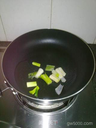 熏肚边肉炒蒜青的做法步骤：3