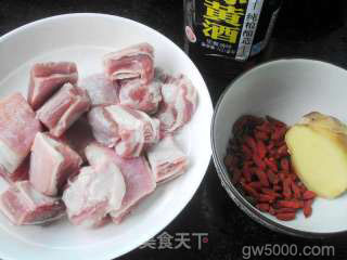 枸杞老姜羊肉汤的做法步骤：1