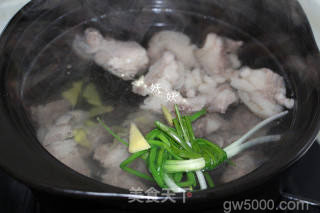 热腾腾的萝卜炖羊肉汤的做法步骤：4