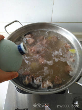 山药羊肉汤的做法步骤：2