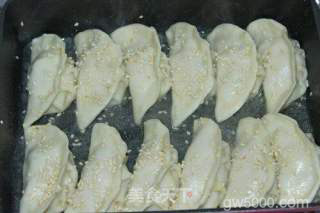 榨菜鲜肉锅贴的做法步骤：7