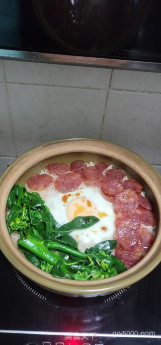 腊肠窝蛋煲仔饭的做法步骤：12