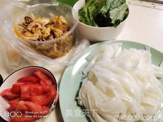 手撕鸡炒河粉的做法步骤：1