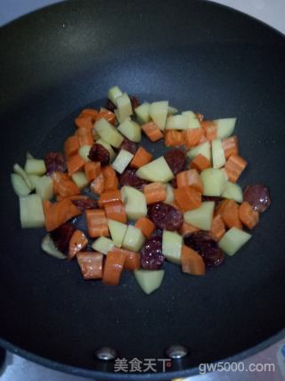 广式辣肠焖饭的做法步骤：3