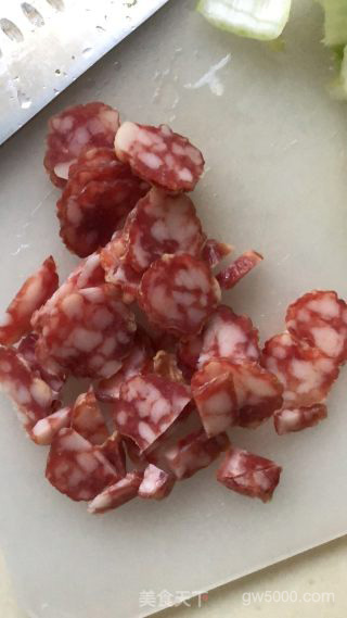 香肠煲仔饭的做法步骤：2