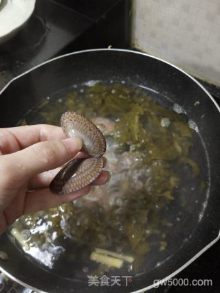 潮汕生蚝花甲酸菜开胃汤的做法步骤：3