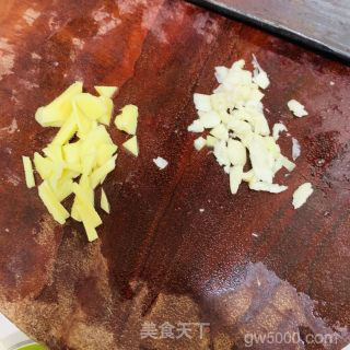 潮州牛肉丸粿条的做法步骤：1