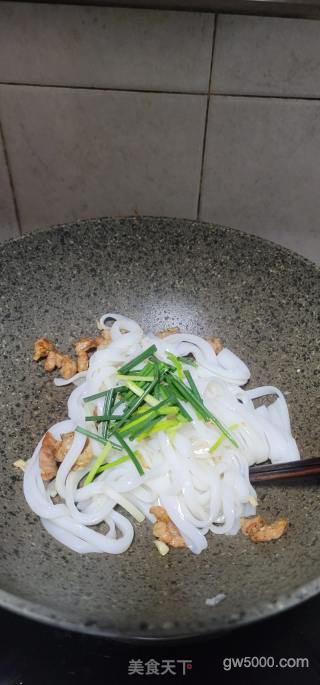 猪肉香葱炒河粉的做法步骤：5
