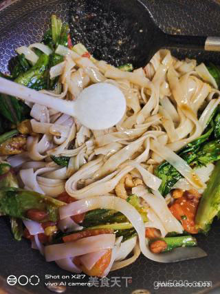 手撕鸡炒河粉的做法步骤：5