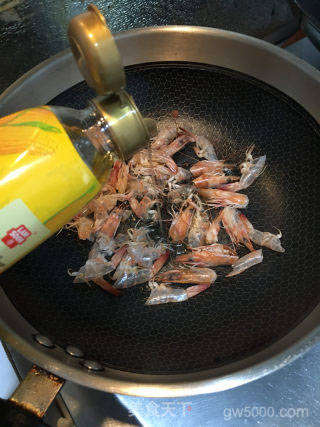 虾油海鲜面的做法步骤：2
