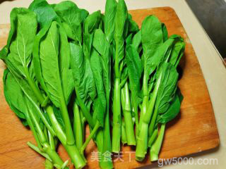 白灼菜心的做法步骤：1