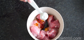 港式香菇腊肠煲仔饭的做法步骤:2