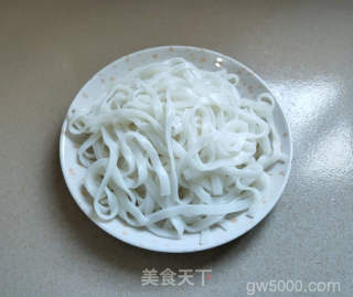 包菜鸡蛋炒河粉的做法步骤：1