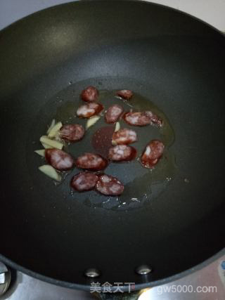 广式辣肠焖饭的做法步骤：2