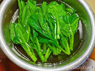 白灼菜心的做法步骤：2