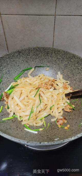 猪肉香葱炒河粉的做法步骤：7