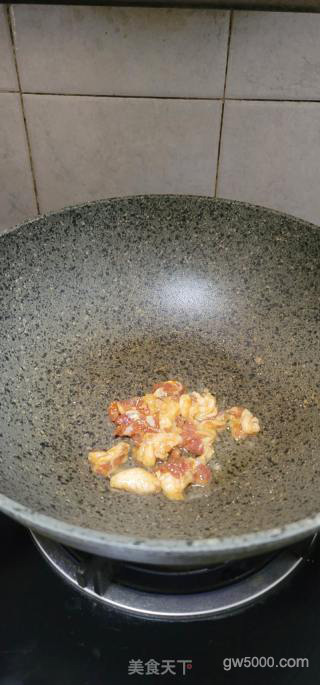 猪肉香葱炒河粉的做法步骤：2