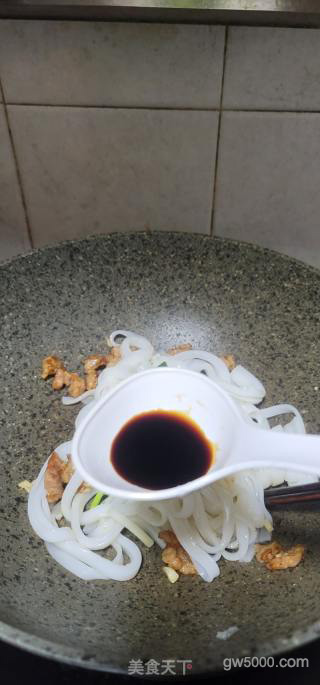 猪肉香葱炒河粉的做法步骤：6