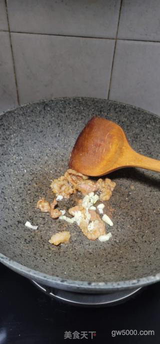 猪肉香葱炒河粉的做法步骤：3