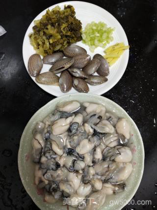 潮汕生蚝花甲酸菜开胃汤的做法步骤：1