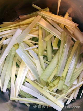 无水葱油鸡的做法步骤：2