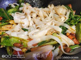 手撕鸡炒河粉的做法步骤：4