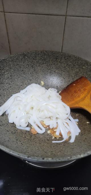 猪肉香葱炒河粉的做法步骤：4