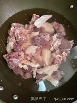 仔姜焖鸭的做法步骤：1