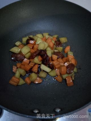 广式辣肠焖饭的做法步骤：4