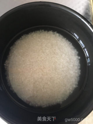 香肠五花肉煲仔饭的做法步骤：1