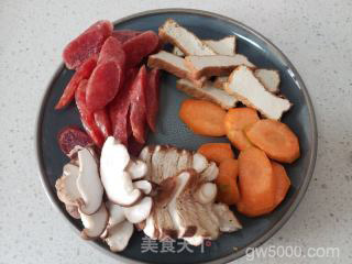 广式腊味煲仔饭的做法步骤：5
