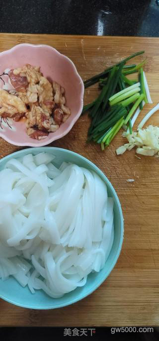 猪肉香葱炒河粉的做法步骤：1