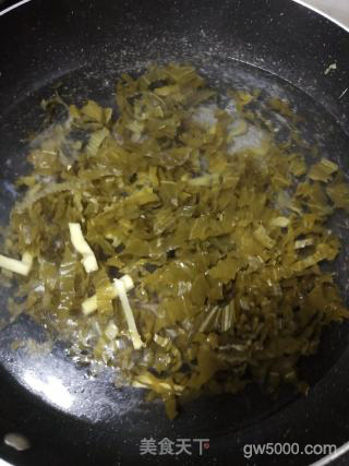 潮汕生蚝花甲酸菜开胃汤的做法步骤：2