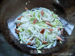 包菜鸡蛋炒河粉的做法步骤：6