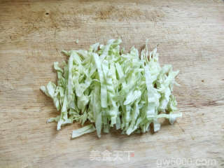 包菜鸡蛋炒河粉的做法步骤：2