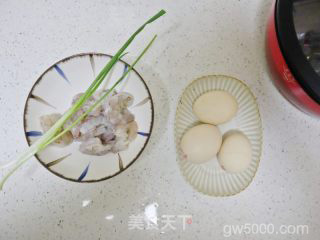 复刻粤菜虾仁滑蛋的做法步骤：1