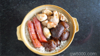 港式香菇腊肠煲仔饭的做法步骤:7