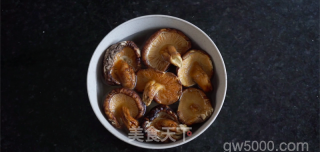 港式香菇腊肠煲仔饭的做法步骤:1