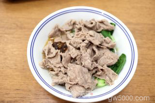 水煮肉片鸡汤米线的做法步骤：12