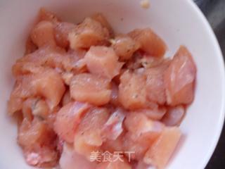 酸甜可口的时令菜——菠萝鸡丁的做法步骤：2