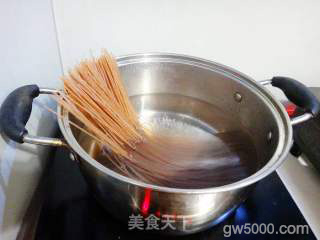 肉末豇豆红米线的做法步骤：1