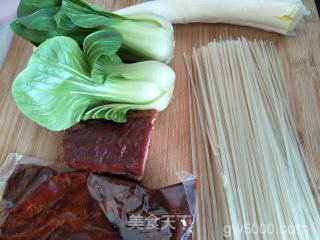 腊肉米线煲的做法步骤：1