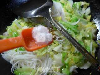 洋葱圆白菜炒米线的做法步骤：9