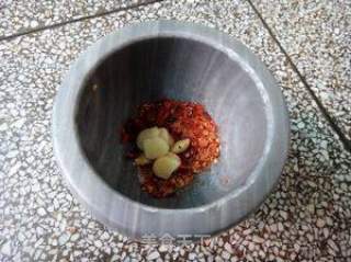 蒜臼捣河虾的做法步骤：5
