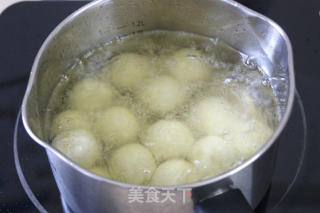 独具风味的云南特色菜——腌菜炒汤圆的做法步骤：2